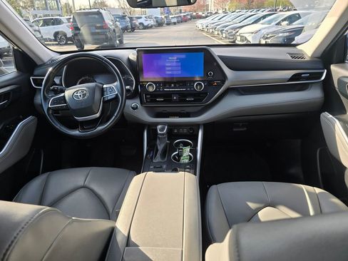 Used 2023 Toyota Highlander XLE AWD/4WD image 14