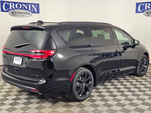 New 2026 Chrysler Pacifica Limited w/ S Appearance Package FWD image 5