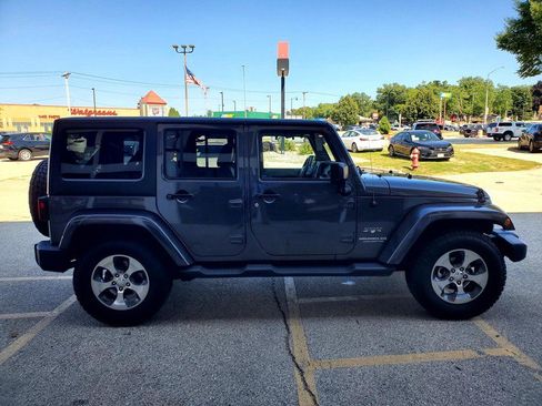 Used 2017 Jeep Wrangler Unlimited Sahara w/ Dual Top Group AWD/4WD image 4
