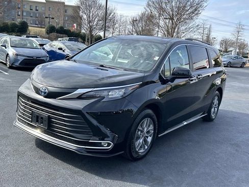 Used 2024 Toyota Sienna XLE FWD image 8