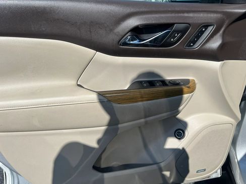 Used 2017 GMC Acadia Denali w/ Technology Package FWD image 8