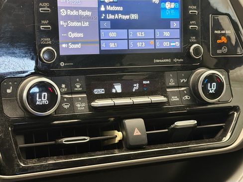 Used 2020 Toyota Highlander XLE FWD image 10