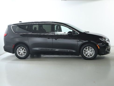 Used 2024 Chrysler Pacifica Touring-L image 11