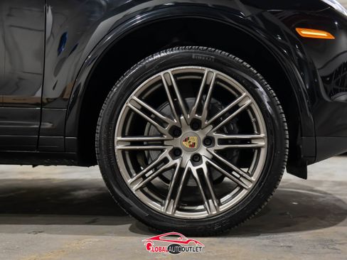 Used 2017 Porsche Cayenne Platinum Edition w/ Premium Package (PJV) image 10