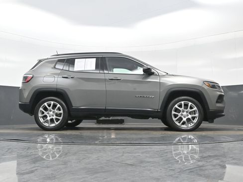 Used 2023 Jeep Compass Latitude image 30