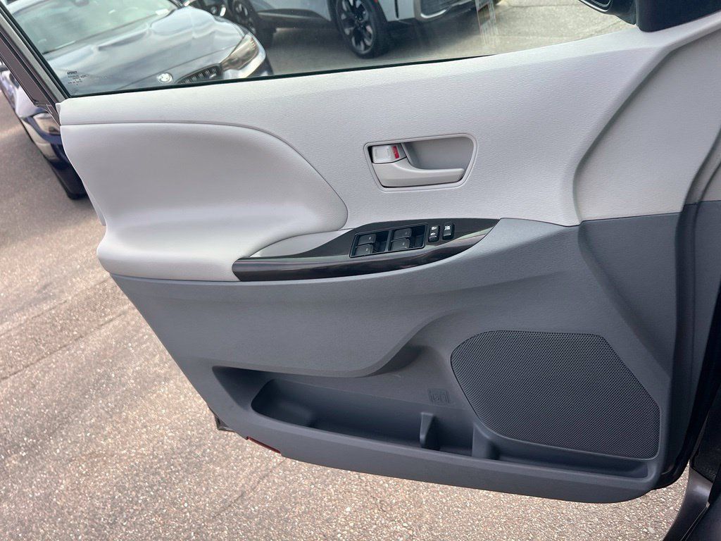 Used 2012 Toyota Sienna LE FWD image 18