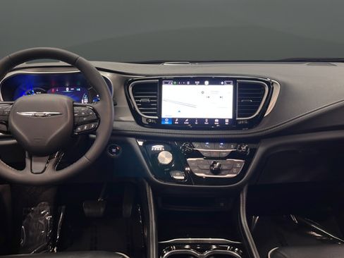 Used 2023 Chrysler Pacifica Limited w/ Uconnect Theater Family Group FWD image 11