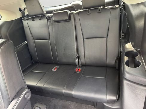 Used 2022 Toyota Highlander XLE AWD/4WD image 10