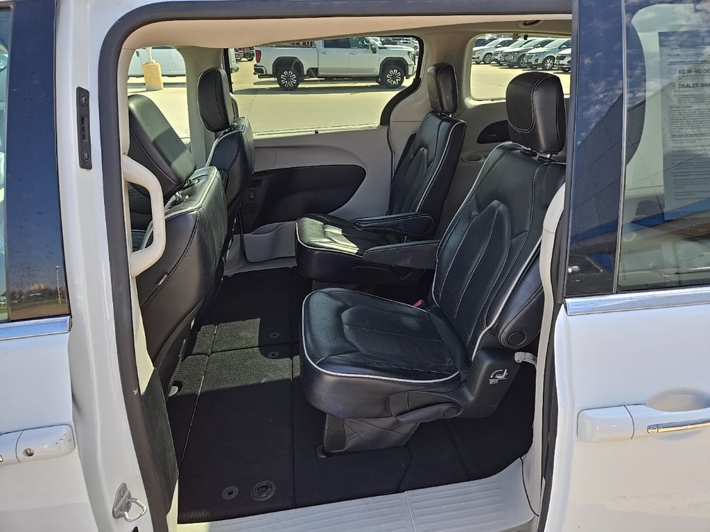 Used 2023 Chrysler Pacifica Limited FWD image 15