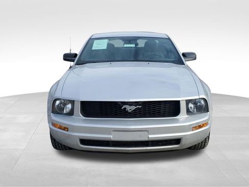 Used 2005 Ford Mustang Deluxe image 2