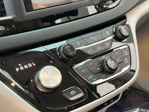 Used 2019 Chrysler Pacifica Touring-L FWD image 22