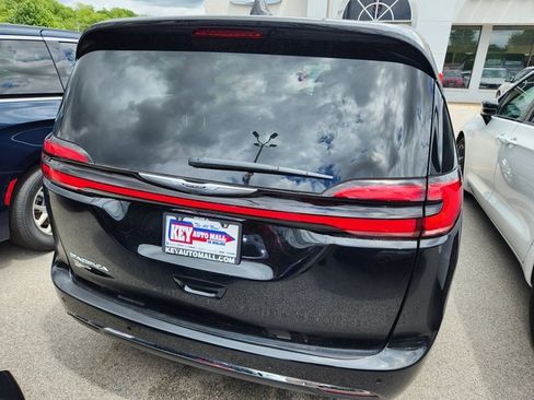 New 2025 Chrysler Pacifica Select image 6