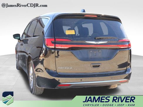 Used 2024 Chrysler Pacifica Touring-L image 5