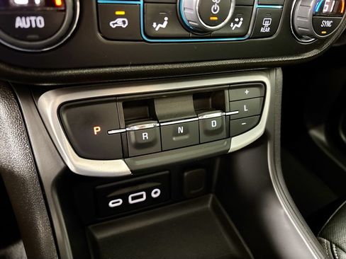 Used 2024 GMC Terrain SLT AWD/4WD image 17