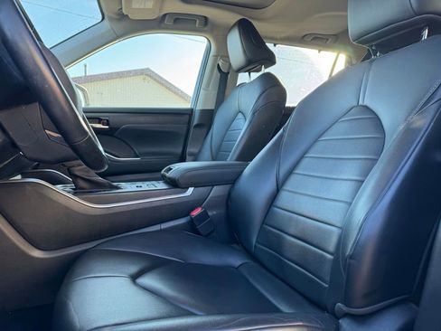 Used 2021 Toyota Highlander XLE AWD/4WD image 4