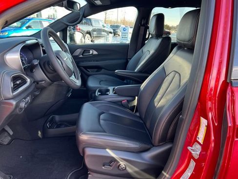 New 2026 Chrysler Pacifica Select image 3