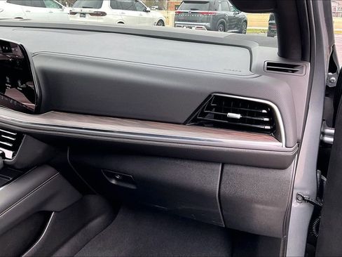 Used 2025 Chevrolet Suburban Premier image 19