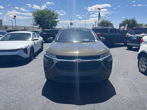 Used 2024 Chevrolet Trax LS w/ LS Convenience Package FWD image 2