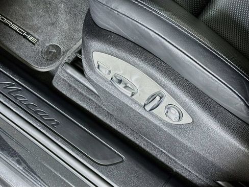 Certified 2025 Porsche Macan AWD/4WD image 23