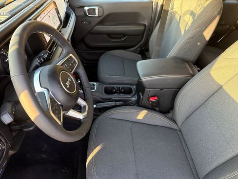 Used 2025 Jeep Wrangler Unlimited Sahara image 18