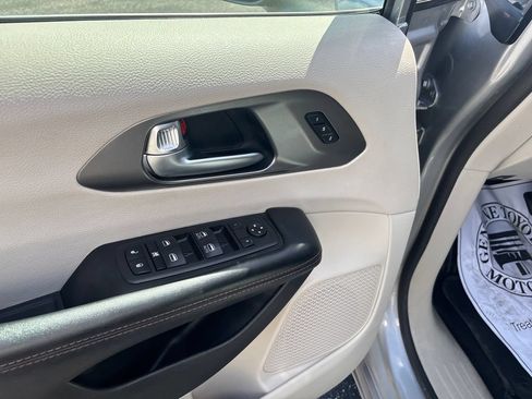Used 2020 Chrysler Pacifica Touring-L FWD image 11