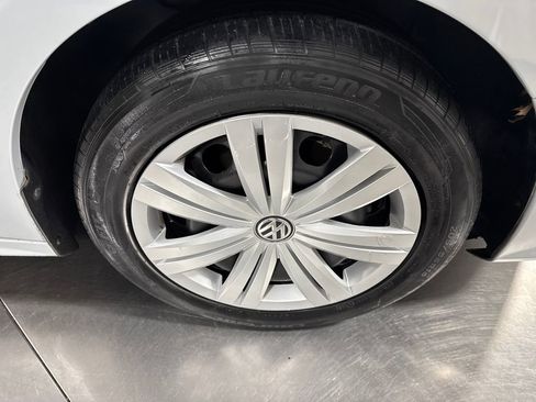 Used 2017 Volkswagen Jetta S w/ Jetta S Cold Weather Package FWD image 9