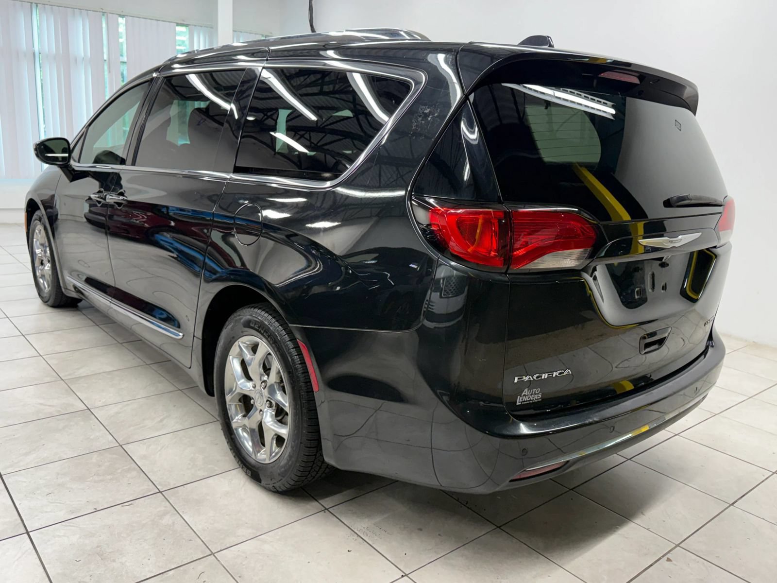 Used 2017 Chrysler Pacifica Limited FWD image 7