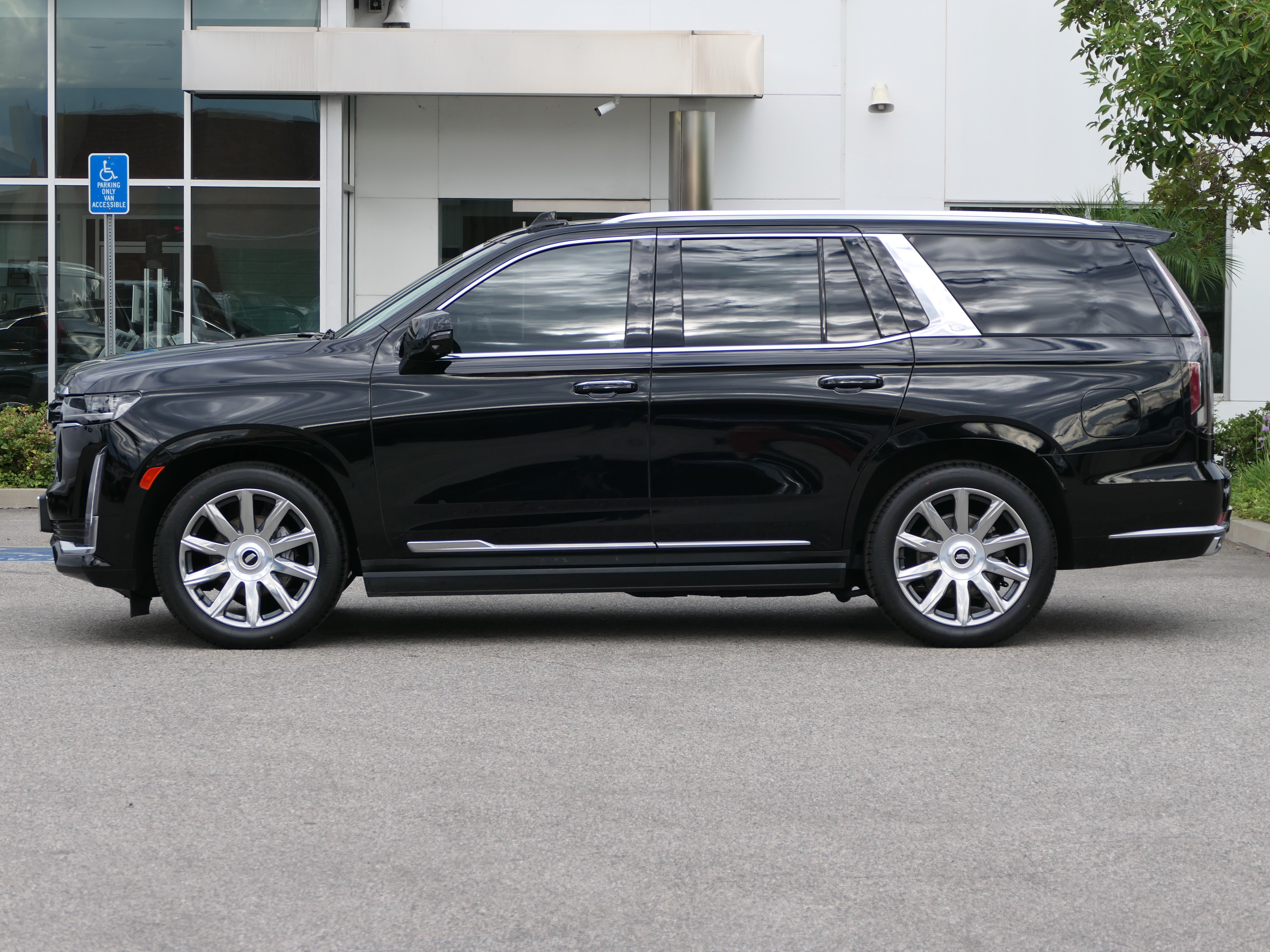 Certified 2023 Cadillac Escalade Premium Luxury Platinum AWD/4WD image 2