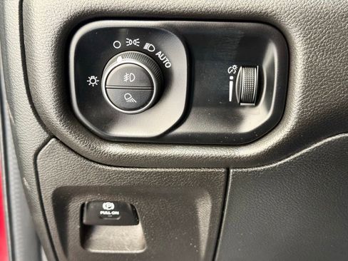 Used 2022 RAM 1500 Big Horn AWD/4WD image 32