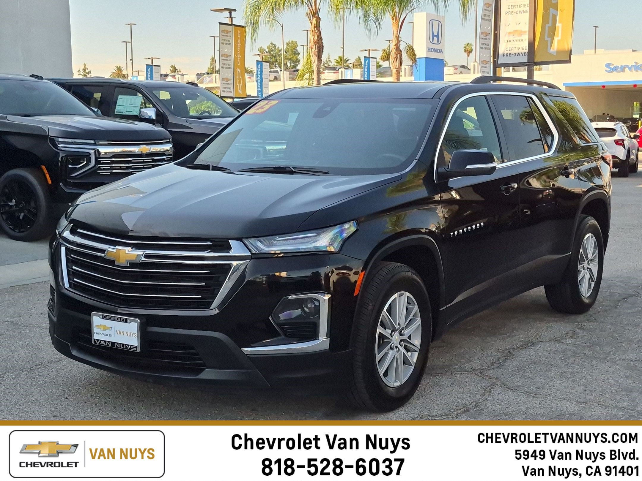 Used 2023 Chevrolet Traverse LT w/ LPO, Floor Liner Package FWD image 1
