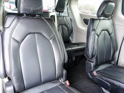 Used 2023 Chrysler Pacifica Touring-L FWD image 20