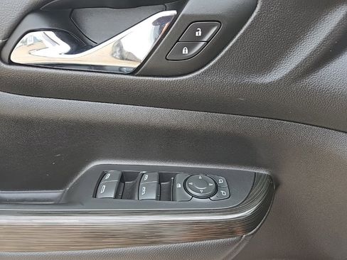 Used 2023 GMC Acadia SLT image 38