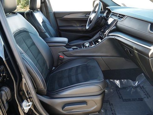 Used 2025 Jeep Grand Cherokee Altitude image 56