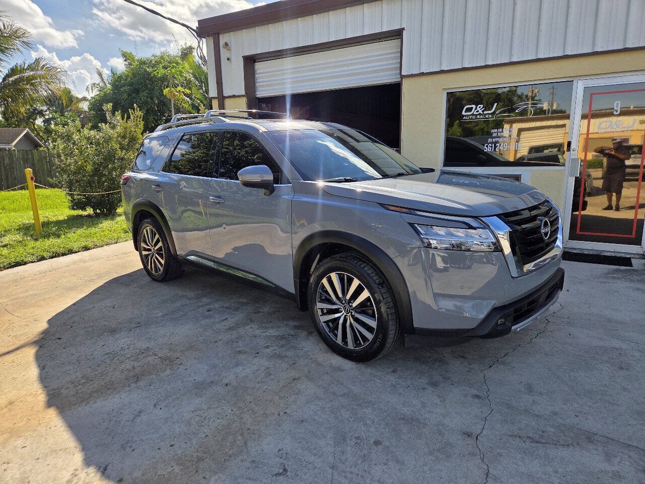 Used 2022 Nissan Pathfinder Platinum w/ Cargo Package FWD image 2