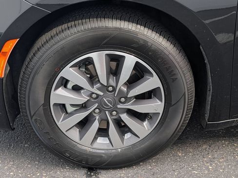 Used 2023 Chrysler Pacifica Touring-L FWD image 13