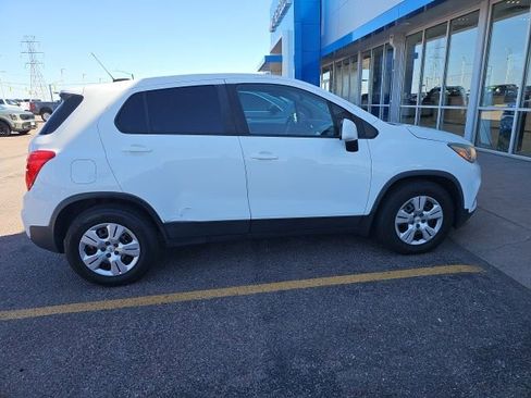 Used 2018 Chevrolet Trax LS FWD image 2