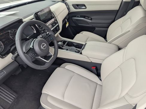 New 2025 Nissan Pathfinder SL image 12