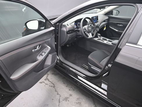Certified 2025 Nissan Sentra SR FWD image 14