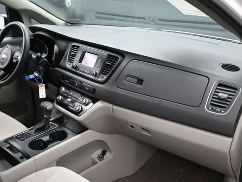 Used 2018 Kia Sedona L image 31