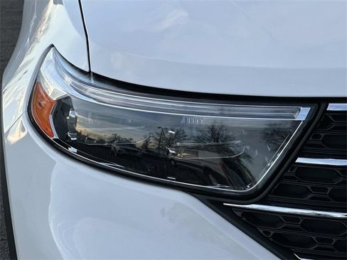 Used 2022 Ford Explorer XLT w/ Equipment Group 202A image 5