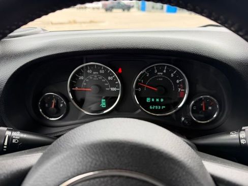 Used 2017 Jeep Wrangler Unlimited Sahara w/ Connectivity Group AWD/4WD image 33