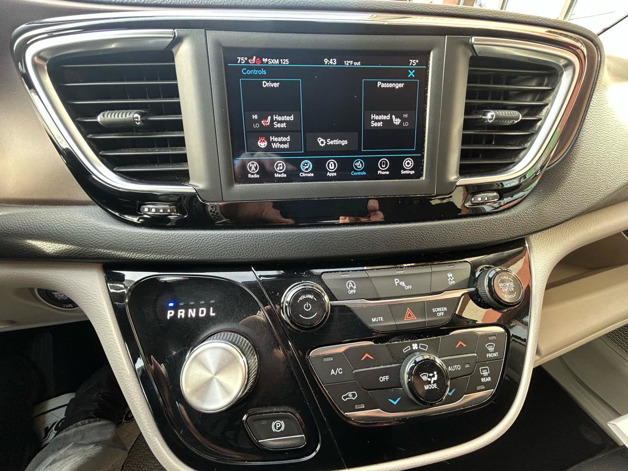 Used 2019 Chrysler Pacifica Touring Plus w/ Tire & Wheel Group FWD image 13