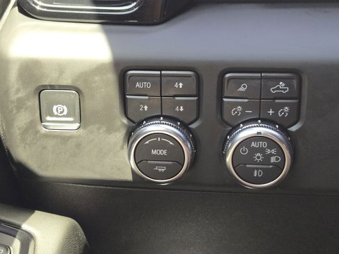 Used 2024 GMC Sierra 1500 AT4 w/ Technology Package AWD/4WD image 25