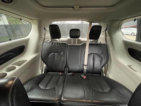 Used 2018 Chrysler Pacifica Limited FWD image 25