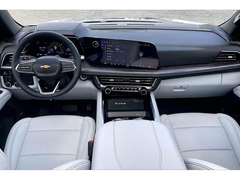 Used 2025 Chevrolet Tahoe Premier AWD/4WD image 16