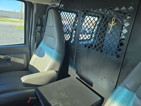 Used 2016 Chevrolet Express 2500 image 25
