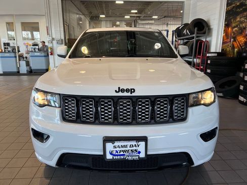 Used 2019 Jeep Grand Cherokee Altitude image 2