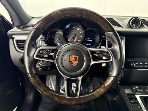 Certified 2018 Porsche Macan AWD/4WD image 34