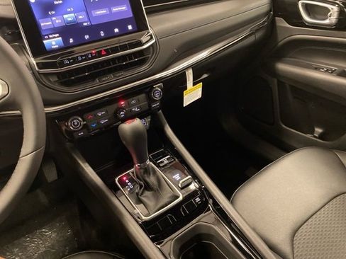 Used 2026 Jeep Compass Latitude image 12