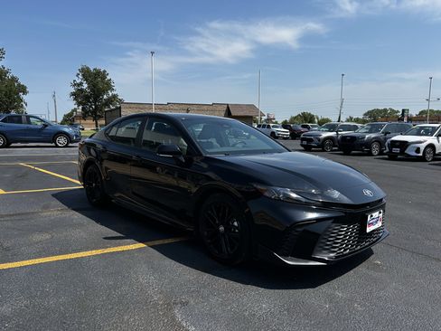 Used 2025 Toyota Camry SE FWD image 3